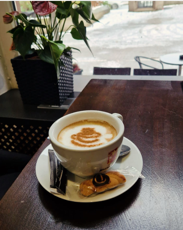 Cappuccino με θέα στον δρόμο.