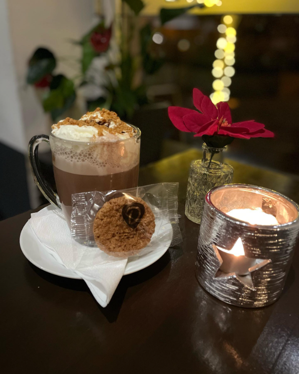 Ζεστή σοκολάτα & σπιτικό μπισκότο. 🍪