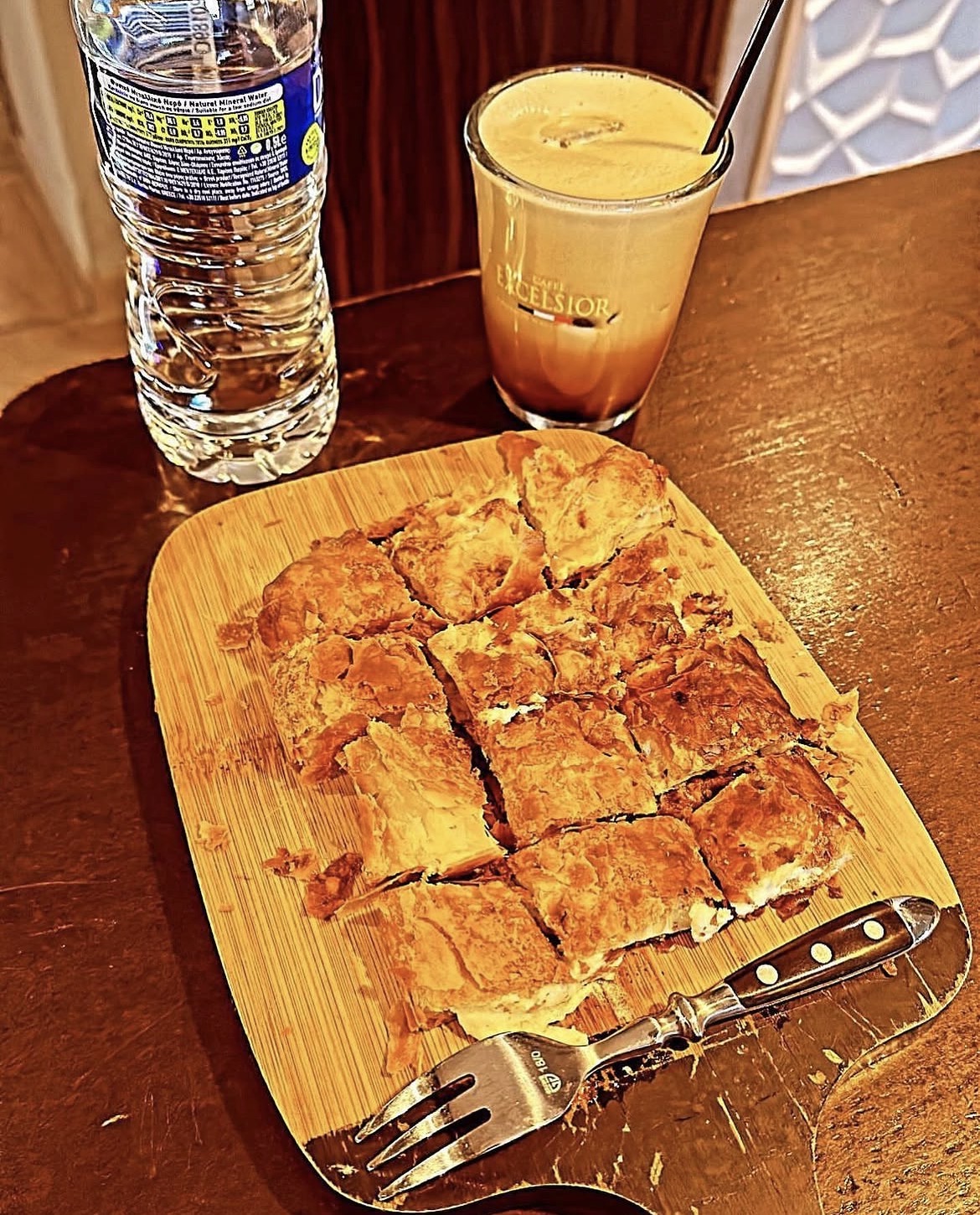 Σπιτική τυρόπιτα & freddo cappuccino. 🥐